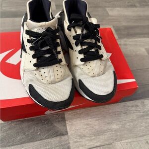 Nike Hurrache Youth Sz 7